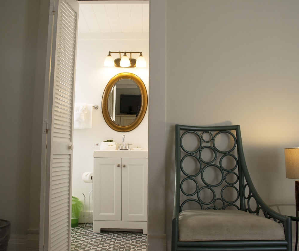 Standard Queen (Small Porch) Adults Only photo 3