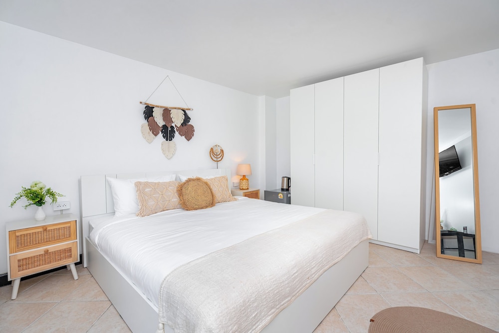 King Room with Balcony - Photo 8