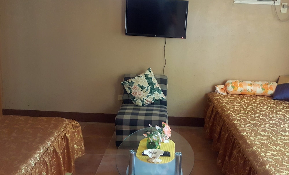 Deluxe Double Room, 2 Bedrooms, Smoking, Partial Ocean View photo 3