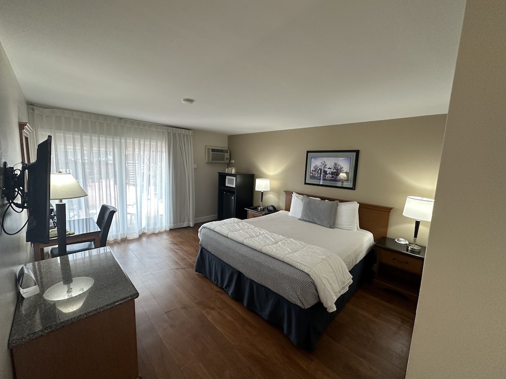 Signature Room, 1 King Bed Ground Floor, Patio (1 king bed nonsmoking) photo 1