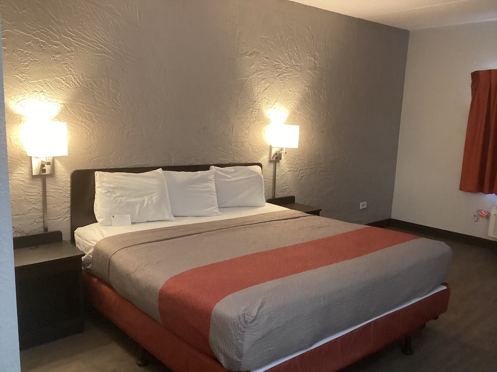 Premium Room, 1 King Bed, Non Smoking, Refrigerator