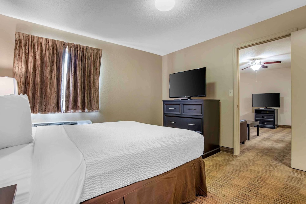 Standard Suite, 1 Queen Bed, Refrigerator & Microwave - Photo 5