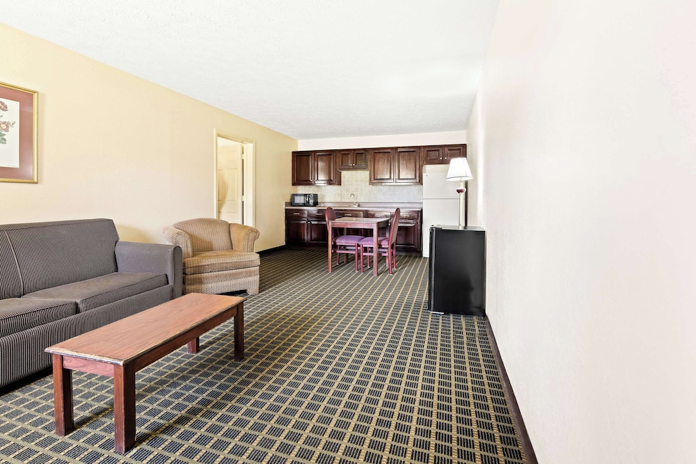 Suite, 1 King Bed photo 2