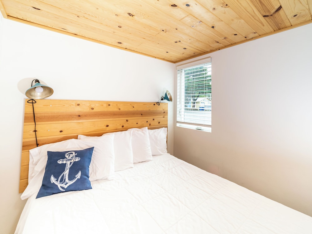 Two Bedroom Cabin with Kitchen