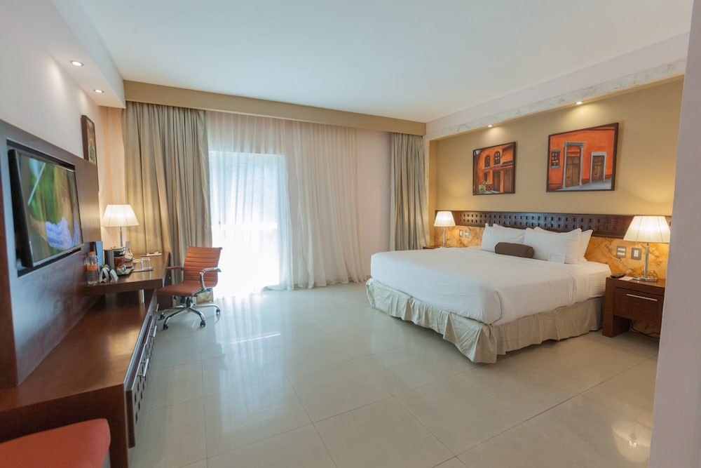 Deluxe Room, 1 King Bed, Accessible photo 3