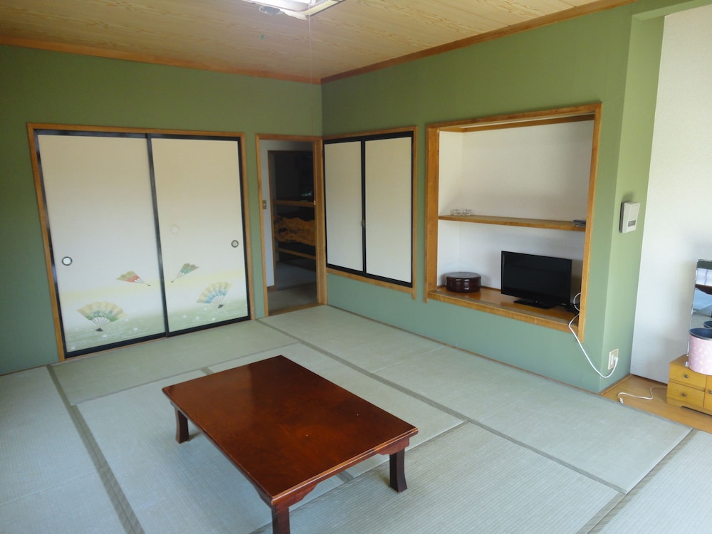 Japanese Style Room With Shared Bathroom photo 3