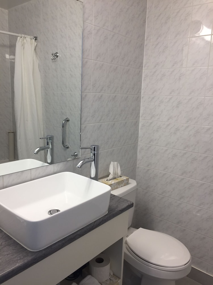 Room, 1 Queen Bed, Refrigerator & Microwave, photo 6