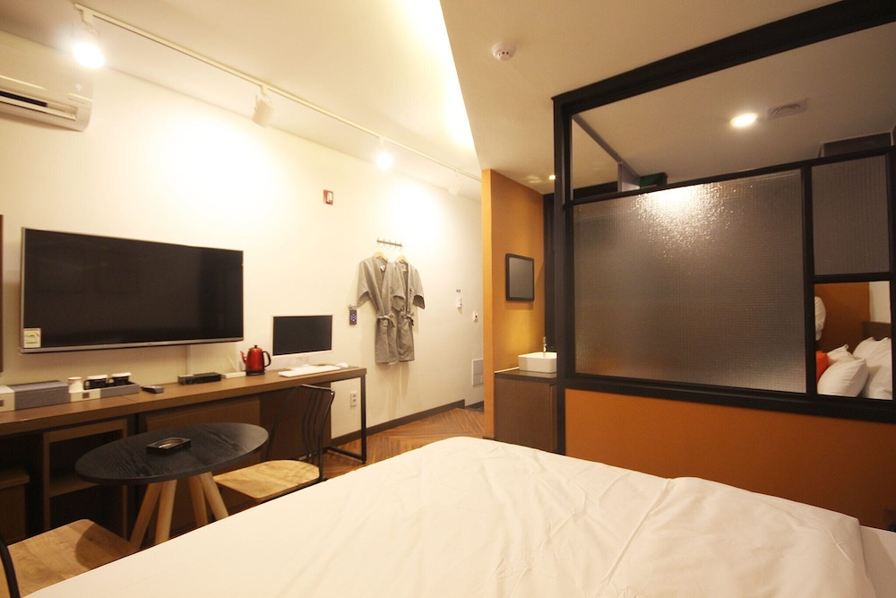 Deluxe Double Room, Non Smoking - Photo 11