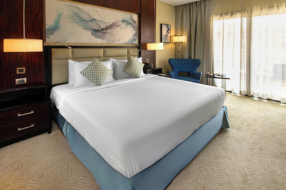 Deluxe Room, Pool View (King bed) - Photo 1