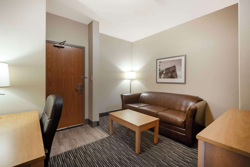 Suite, 1 King Bed, Non Smoking, Fireplace (No Pets in room type; Sofabed) - Photo 3