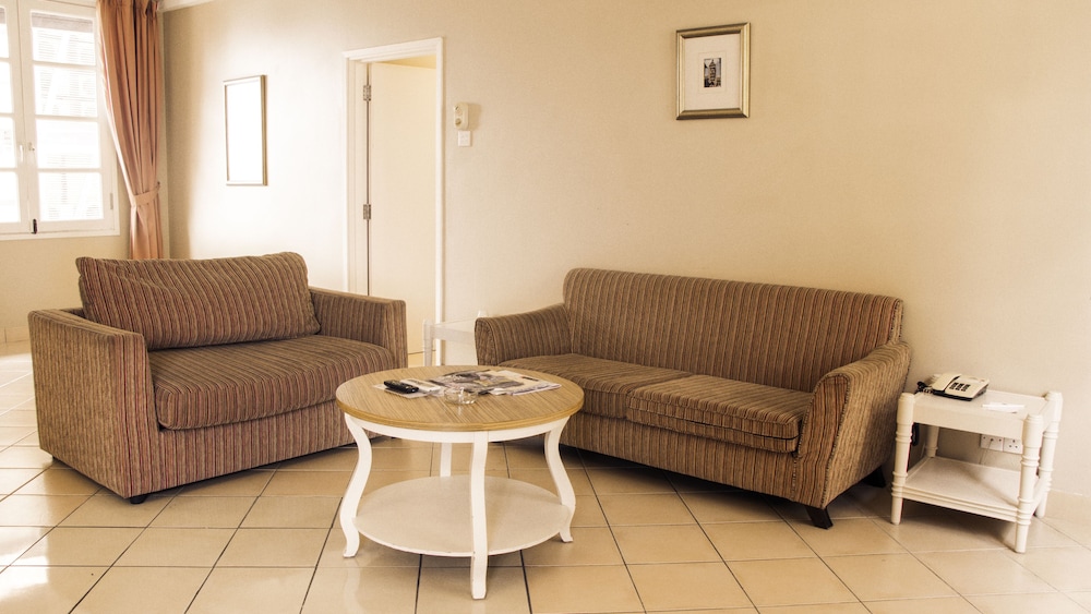 Suite, 2 Bedrooms - Photo 3