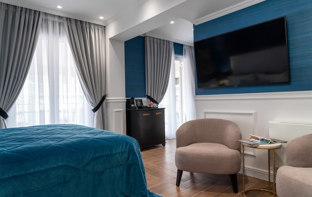 Deluxe Suite, 1 King Bed, Balcony, City View (Sauna) photo 3