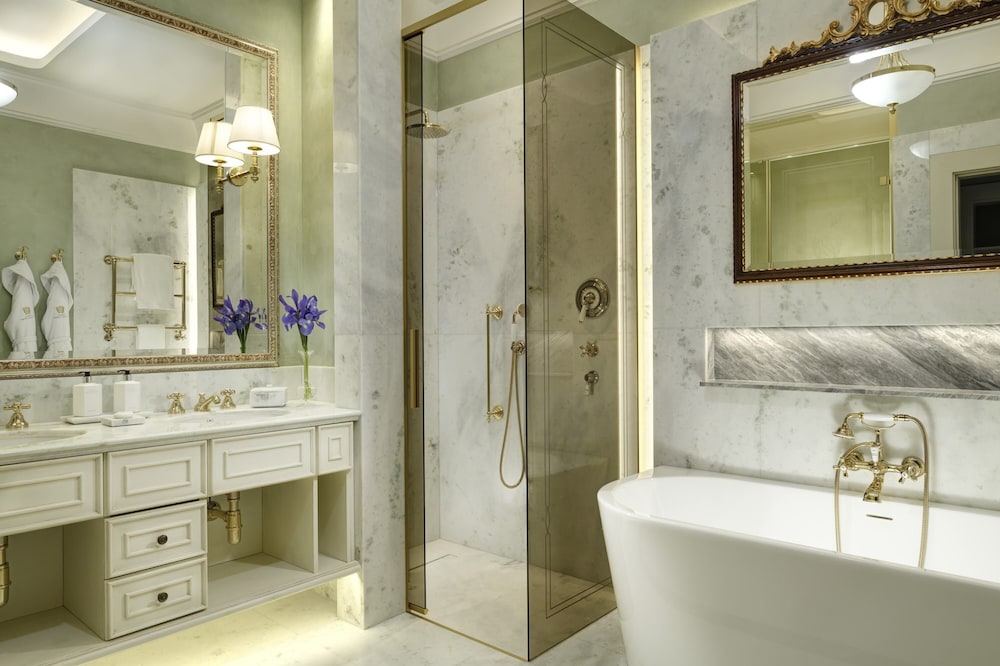 Junior Suite, 1 King Bed, Non Smoking photo 2