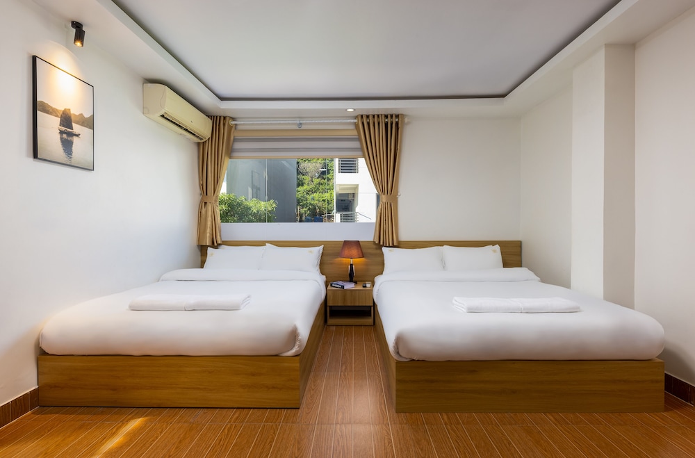 Deluxe Quadruple Room, 2 Queen Beds, City View photo 3