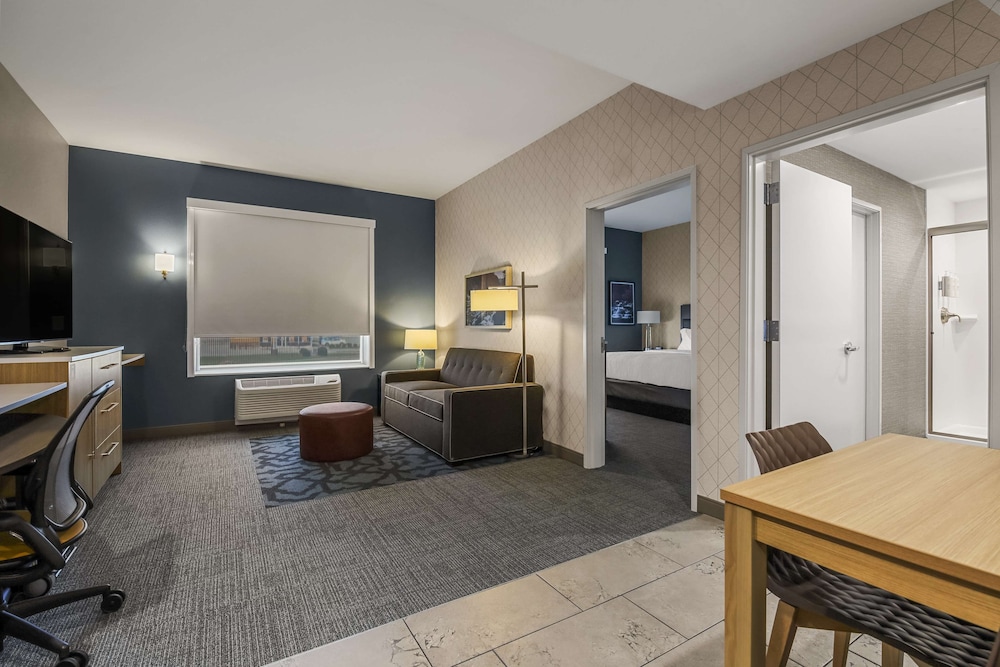 Suite, 1 King Bed, Accessible (Hearing) - Photo 1