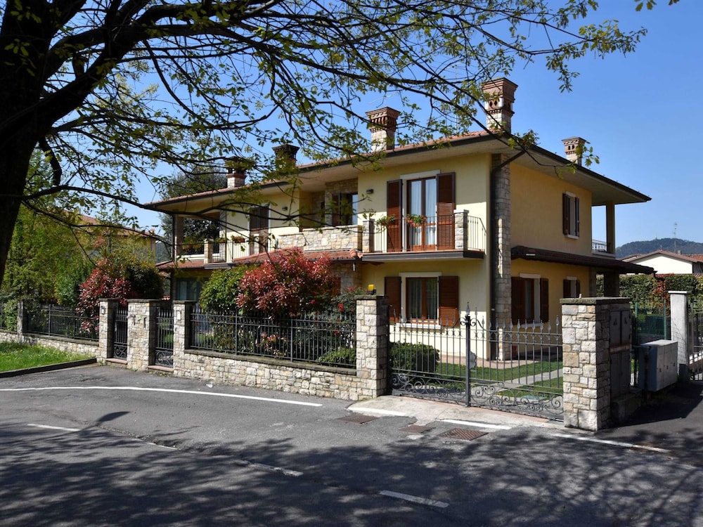 Villa photo 1