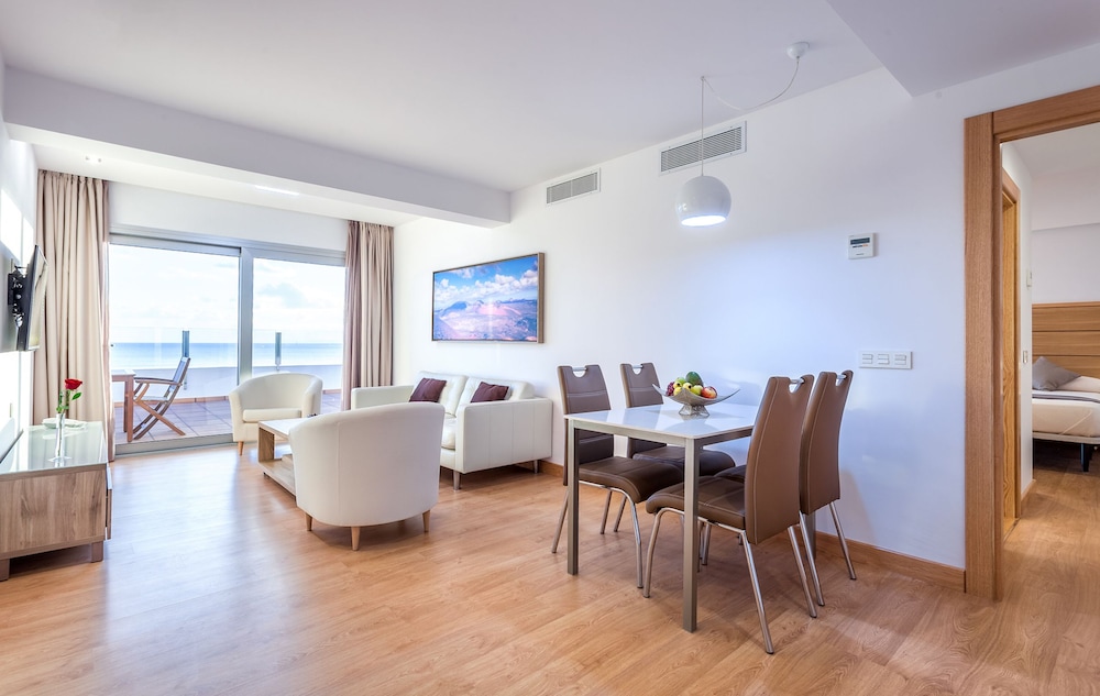 Family Suite, 2 Bedrooms, Sea View, Beachfront thumbnail 6