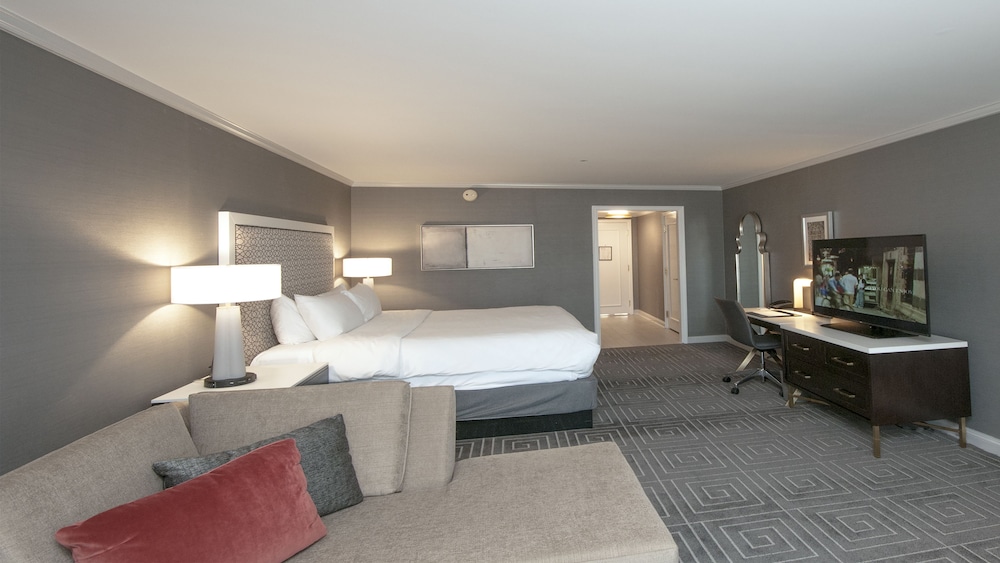 Premium Room, 1 King Bed, Accessible, Balcony (Plaza View) - Photo 2