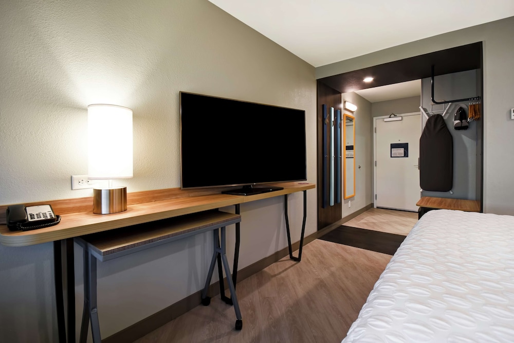 Room, 1 King Bed, Accessible (Mobility & Hearing, Roll-In Shower) photo 3