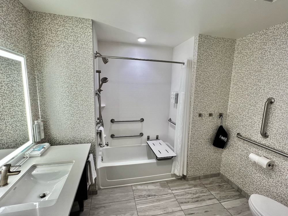 Studio, 1 Queen Bed, Accessible, Bathtub (Mobility & Hearing)