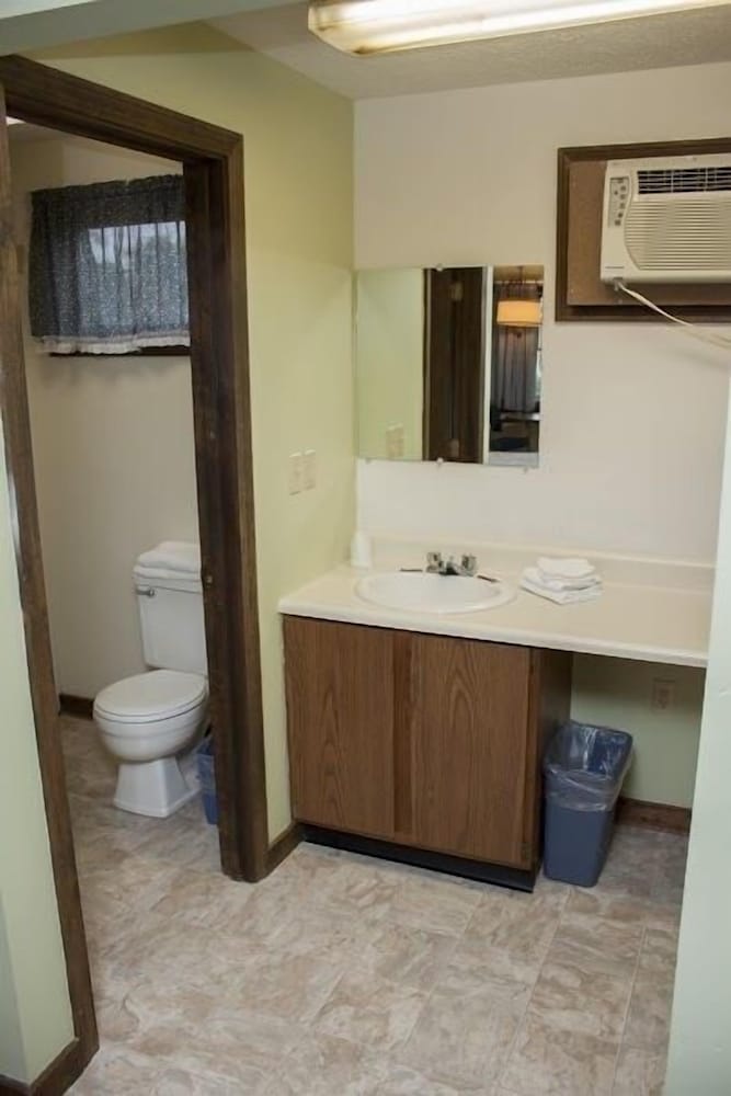Air Conditioned Motel Room, Single Queen Bed, Non Smoking photo 2