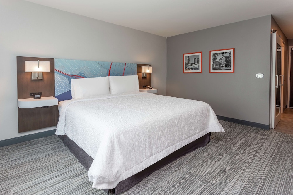 Room, 1 King Bed, Accessible, Refrigerator & Microwave (Hearing) - Photo 1