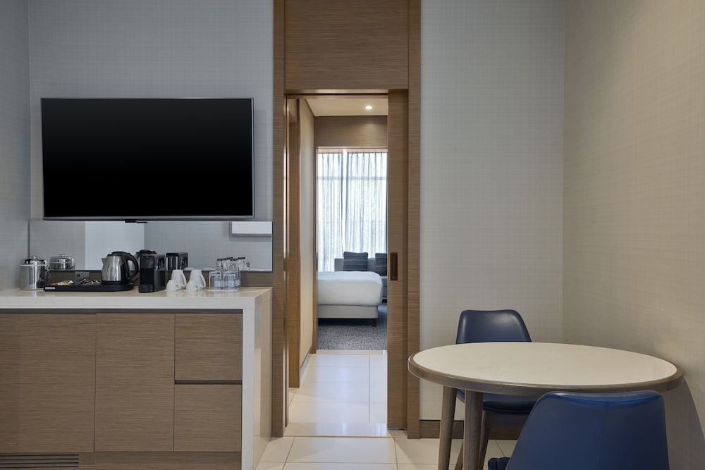 Business Suite, 1 Bedroom, City View - Photo 4