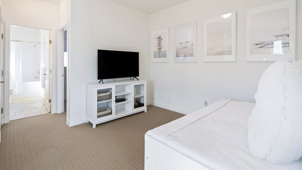 Deluxe Condo, 3 Bedrooms, Pool Access, Lake View photo 2