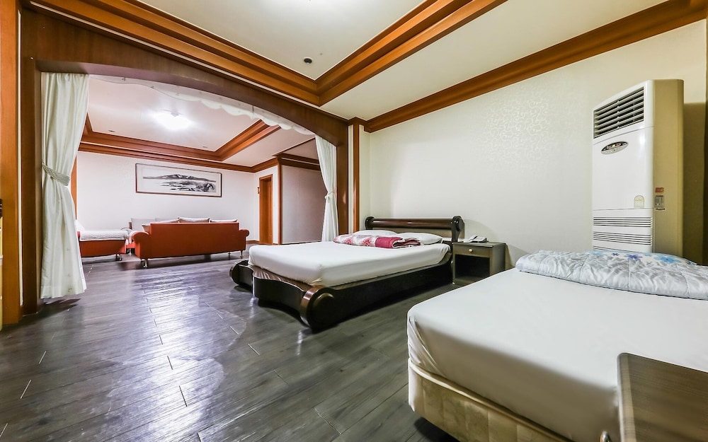 Room (Large family room (MT seminar)) - Photo 8