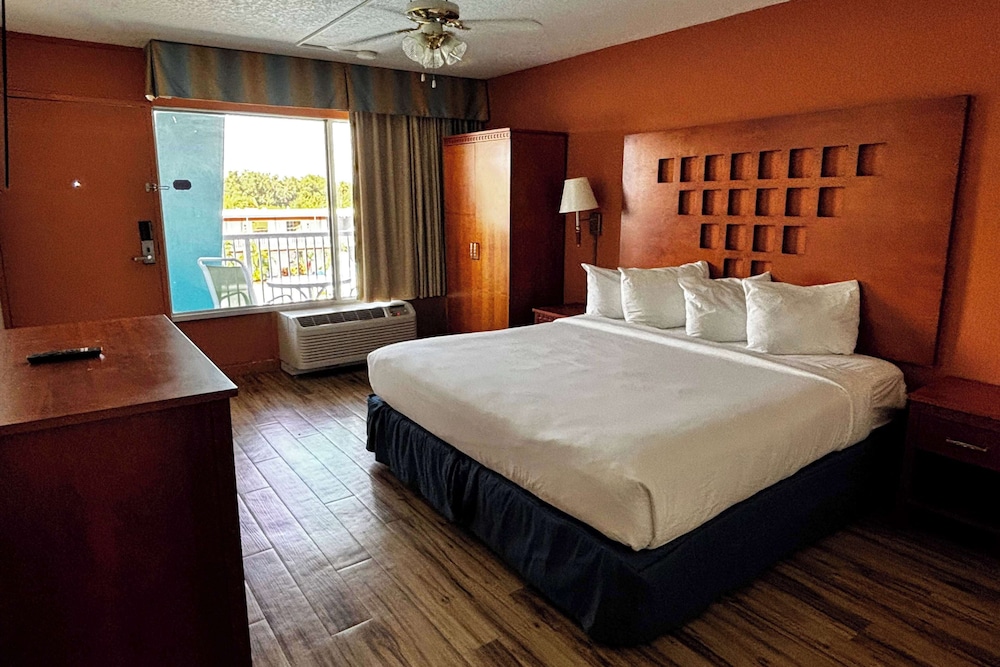 Suite, Multiple Beds, Non Smoking - Photo 1