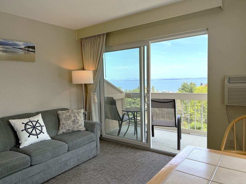 Superior Room, 1 King Bed with Sofa Bed, Balcony, Ocean View (3rd Floor NON-PET) photo 3