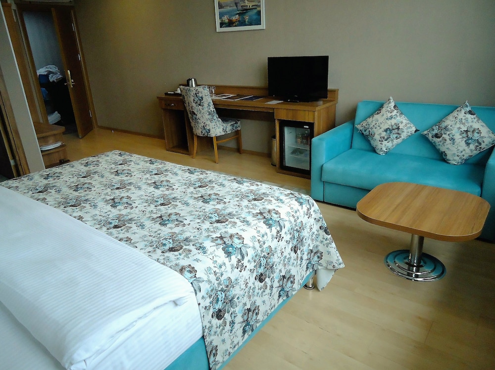 Standard Triple Room, 1 Bedroom, Non Smoking, City View photo 3