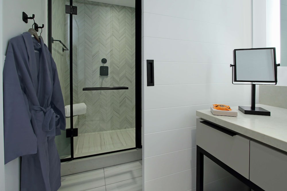 Suite, 1 Bedroom, Accessible (Roll-In Shower) - Photo 4