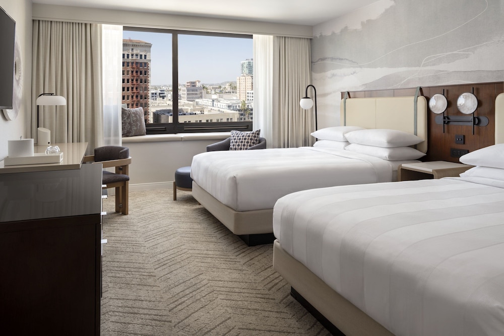 Club Room, 2 Queen Beds, City View