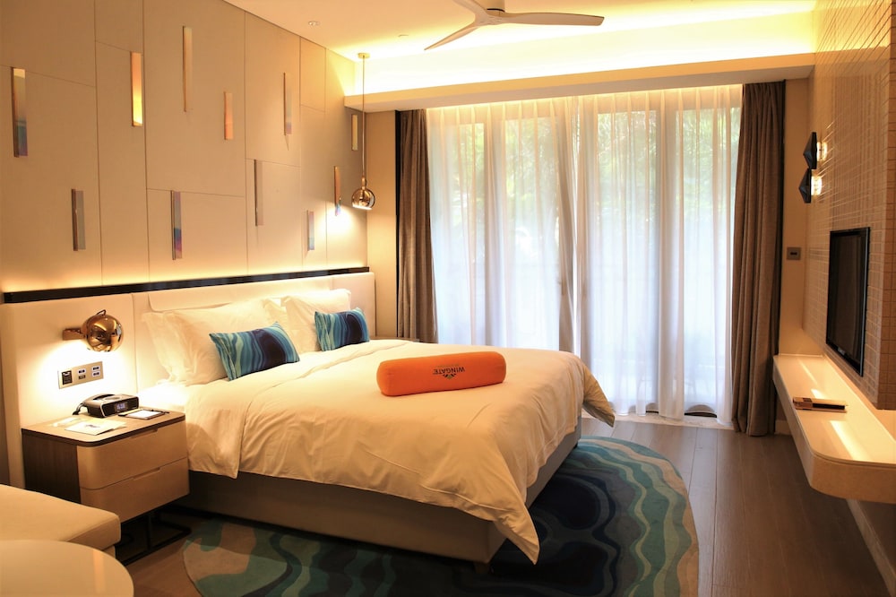 Basic Room, 1 King Bed, Smoking photo 3
