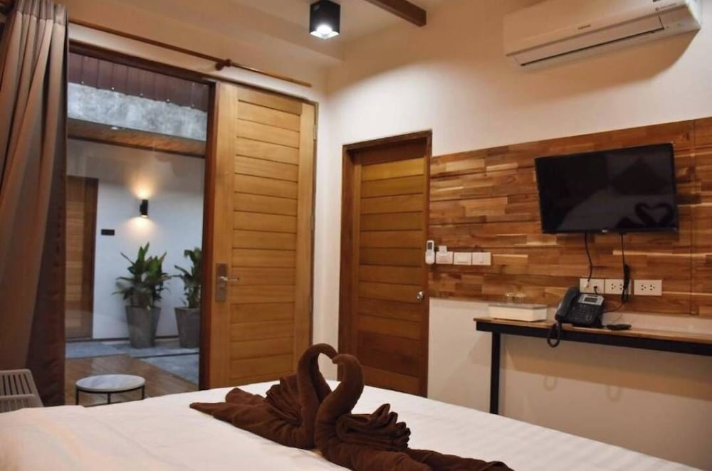Deluxe Room, 1 King Bed photo 1