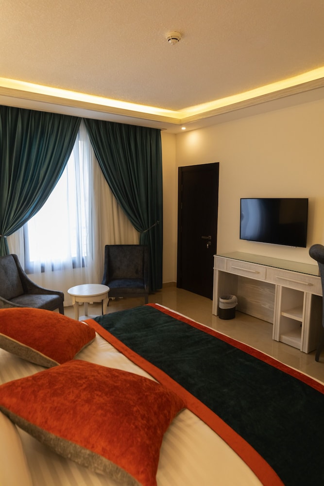 Deluxe Double Room, 1 King Bed photo 2