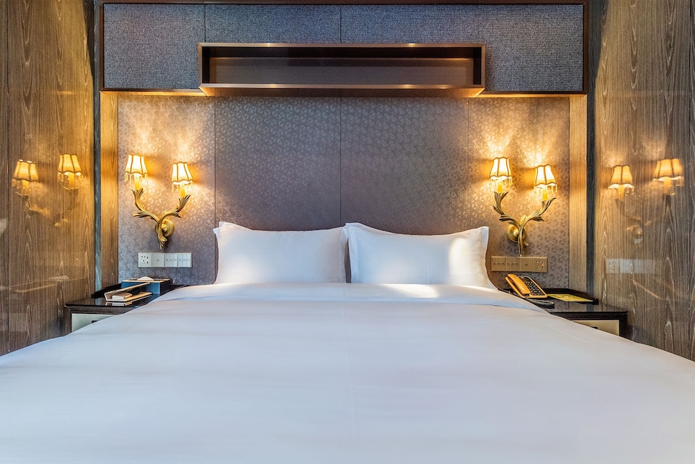 Superior Room, 1 King Bed, City View photo 3