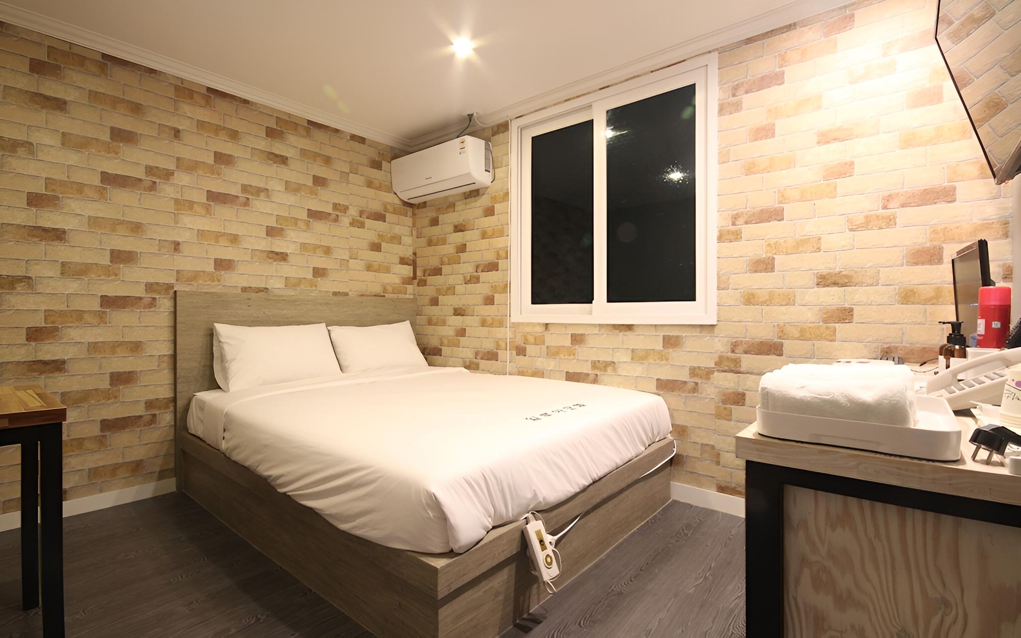 Room (Standard Room) - Photo 1