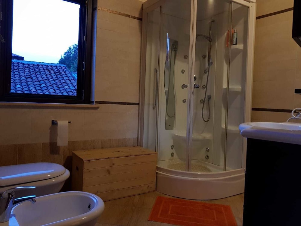 Twin Room, Shared Bathroom photo 2