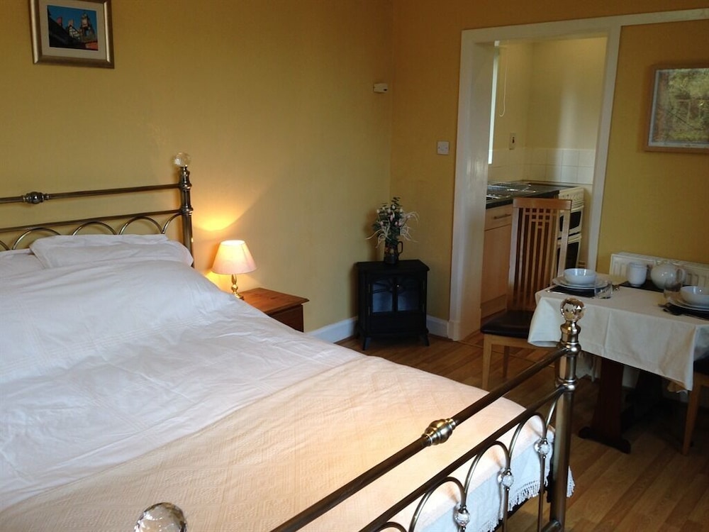 Studio, Private Bathroom, Garden View (GroundFloor-Self catering) photo 3
