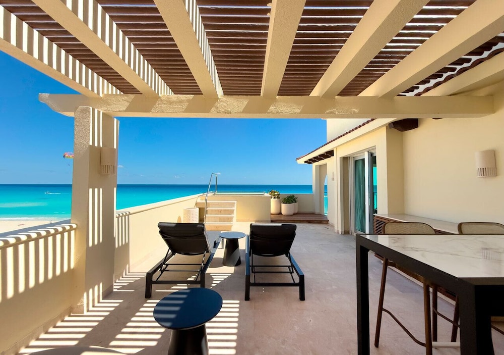 Grand Royal Suite Hot Tub