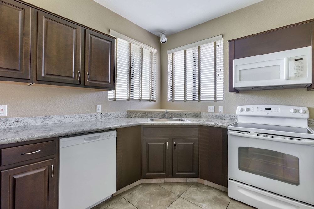 2 BEDROOM 1 KING 1 QUEEN SUITE ACCESSIBLE TUB - Photo 4