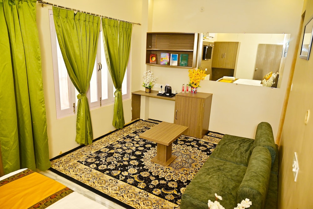 Family Room - Photo 18