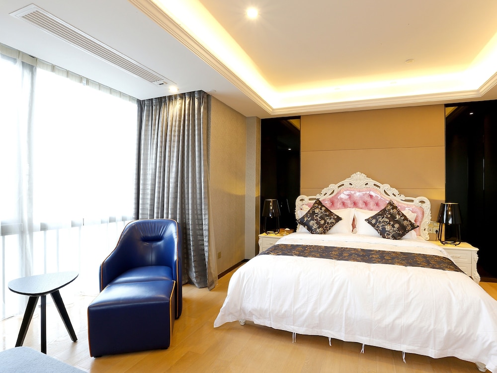 Deluxe Studio with Queen Bed (Free Shuttle in Canton Fair)