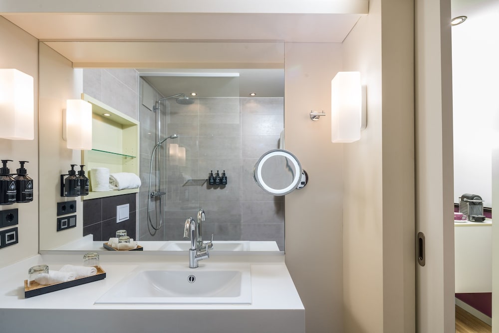 Premium Room, 1 King Bed, Garden View - Photo 11