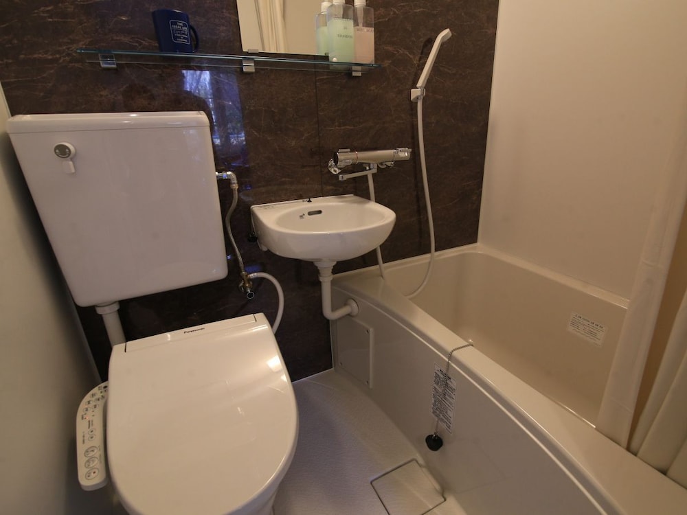Quadruple Room, Shared Bathroom (Shared bathroom opens 16:00-23:00) photo 2