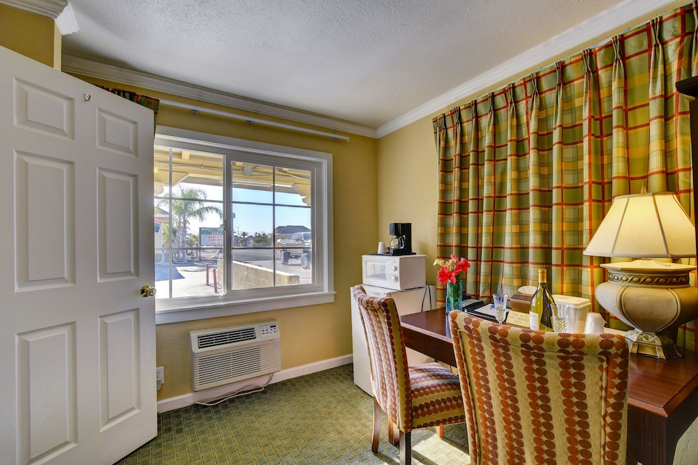Standard Room, 1 Queen Bed, Non Smoking - Photo 3