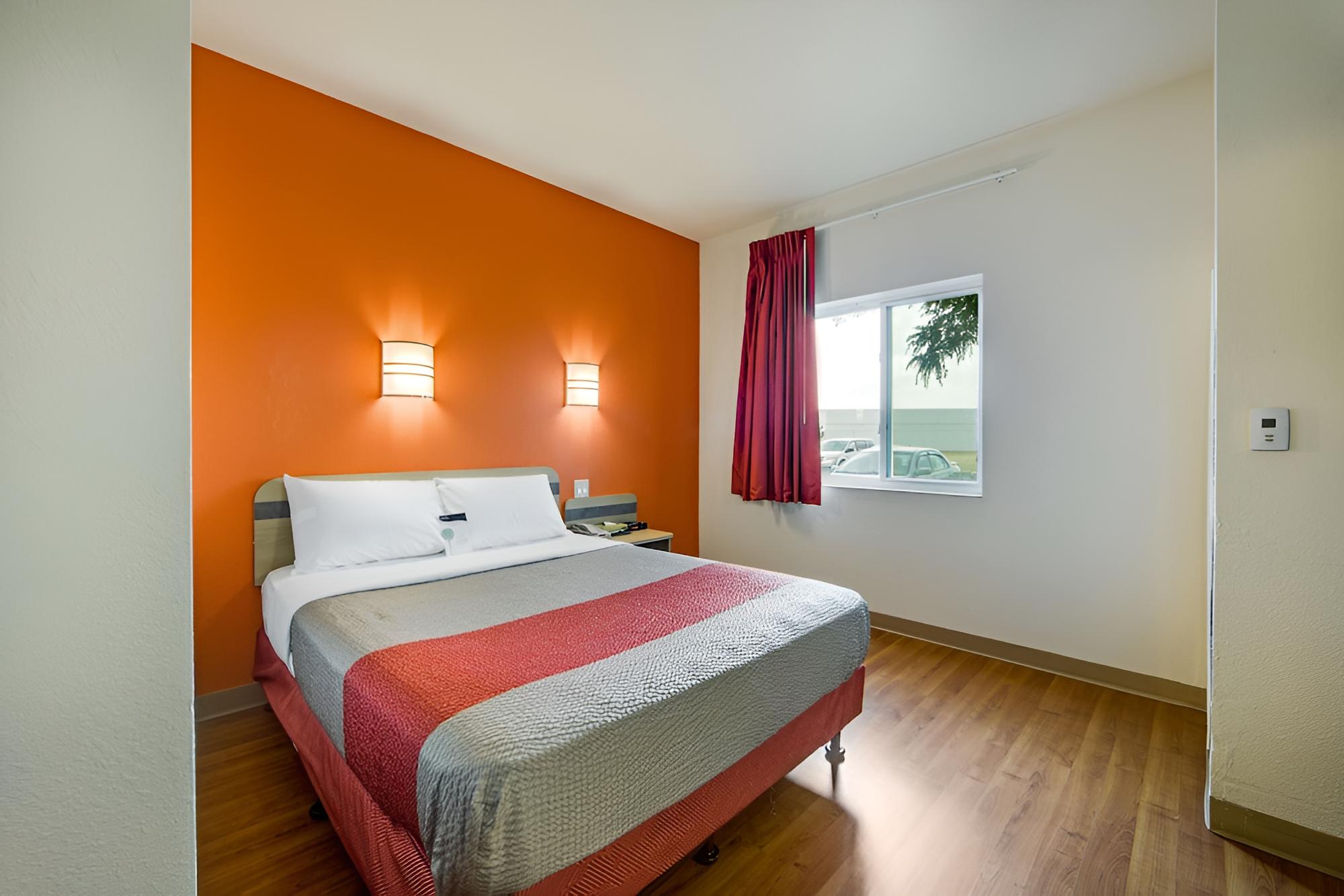 Deluxe Room, 1 Queen Bed, Non Smoking, Refrigerator photo 3