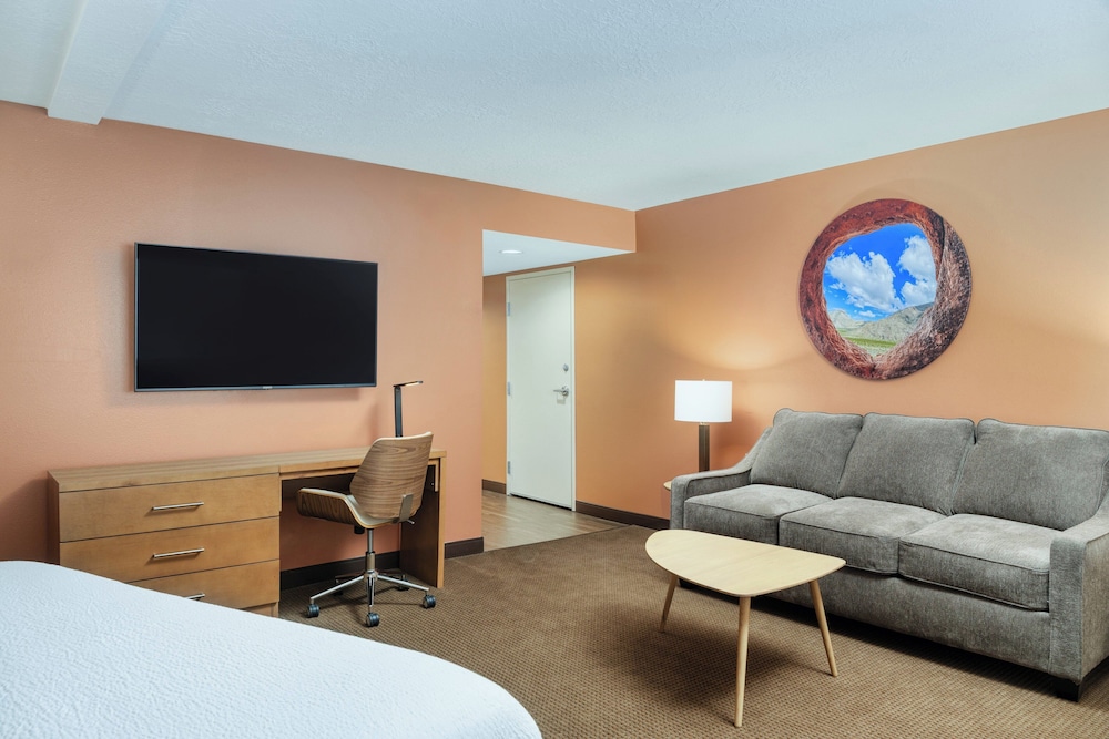 Suite, 1 King Bed, Accessible (Courtyard Access)